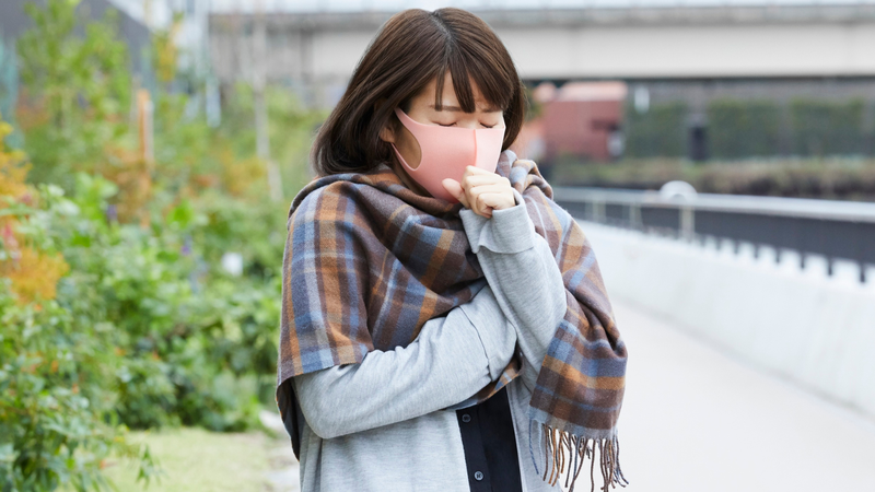 Nên giữ ấm cơ thể, tránh gió lạnh và đeo khẩu trang khi ra ngoài để giảm nguy cơ mắc bệnh