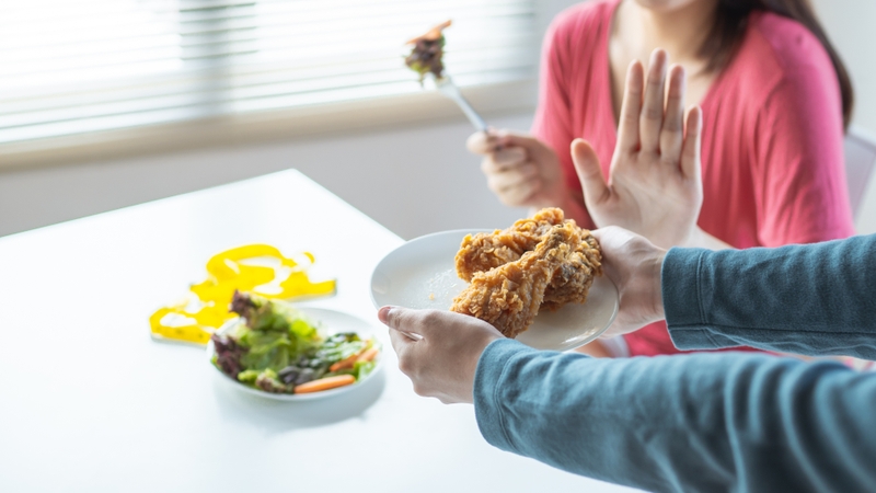 Hạn chế đồ ăn nhiều đường, muối và chất béo bão hòa để hỗ trợ sức khỏe tim mạch
