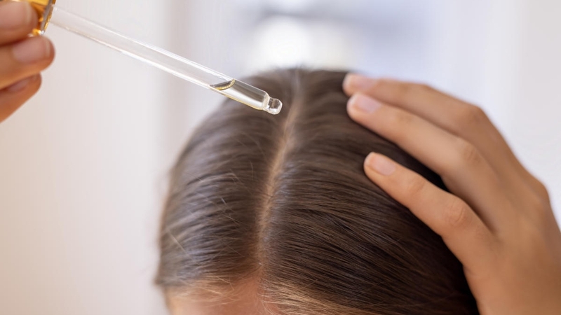 Những tinh chất chống gãy rụng giúp mẹ bầu sau sinh trị rụng tóc hiệu quả 2