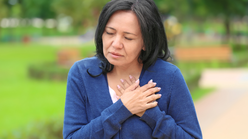 Đau thắt ngực là một trong những triệu chứng bệnh mạch vành phổ biến