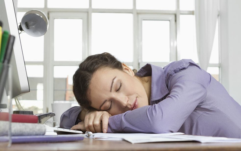 Nằm ngủ ở trên mặt bàn: Thói quen nằm ngủ ở trên mặt bàn không những gây đè ép dây thần kinh, phổi mà còn khiến cho lưng của bạn cong theo biên độ lớn. Chính vì vậy mà tình trạng gù lưng sẽ ngày càng trở nên trầm trọng hơn. Những động mạch ở hệ tiêu hóa và tim cũng sẽ phải gánh chịu áp lực không nhỏ khi trọng lượng của cơ thể đè xuống.3