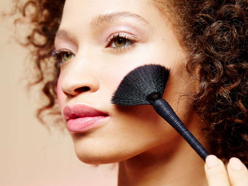 Những vật dụng cá nhân sử dụng hằng ngày dễ gây mụn 2