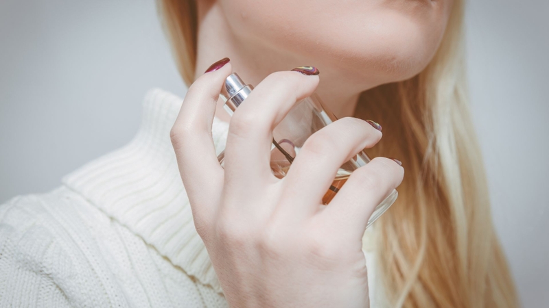 Việc chọn đúng vị trí xịt nước hoa sẽ giúp bạn tận dụng tối đa giá trị của nước hoa