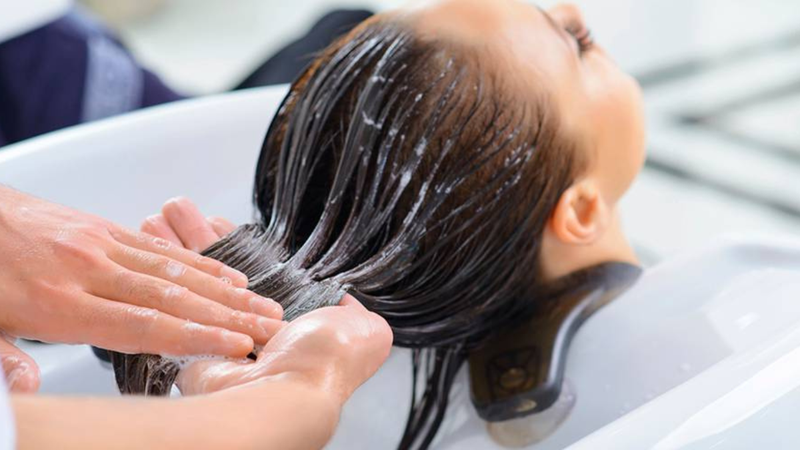 Nhuộm tóc để bao lâu thì xả? Hướng dẫn xả tóc đúng cách 4