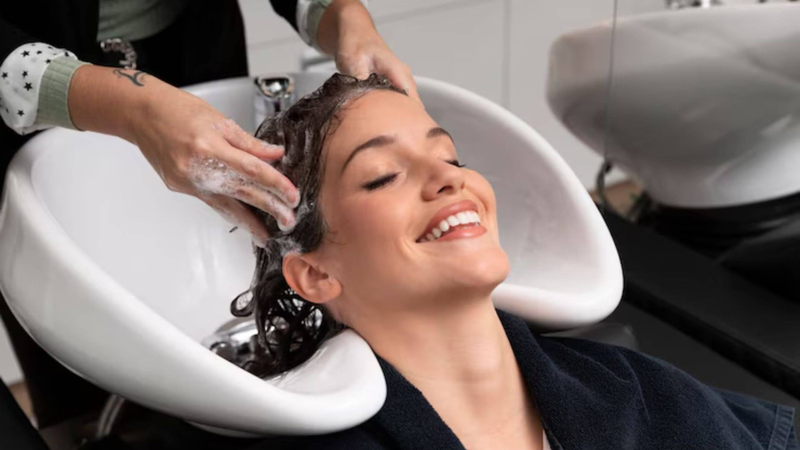 Nhuộm tóc để bao lâu thì xả? Hướng dẫn xả tóc đúng cách 3