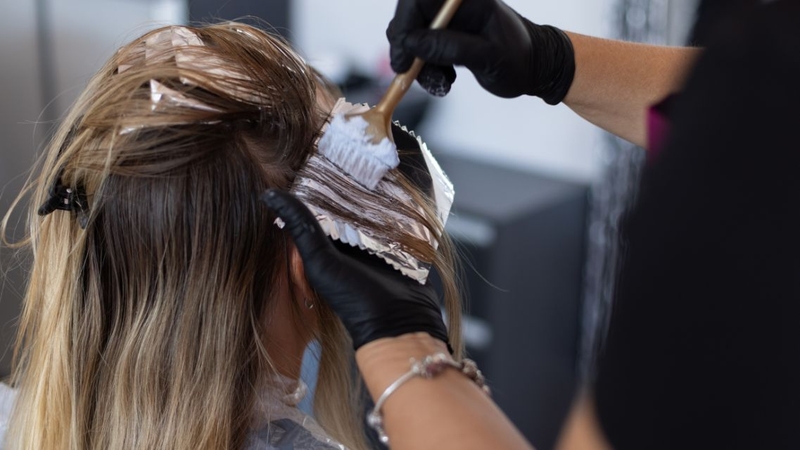 Nhiều người băn khoăn&nbsp;nhuộm tóc xong nên gội dầu gội hay dầu xả