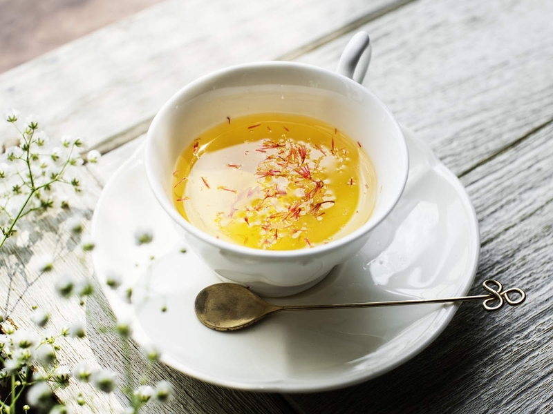 Dùng saffron pha trà