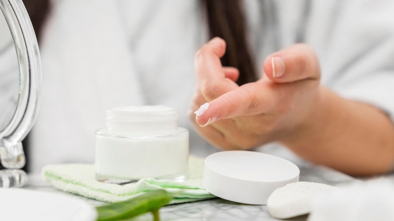 Bạn nên tham khảo chuyên gia y tế cách dùng niacinamide phù hợp với tình trạng da của mình