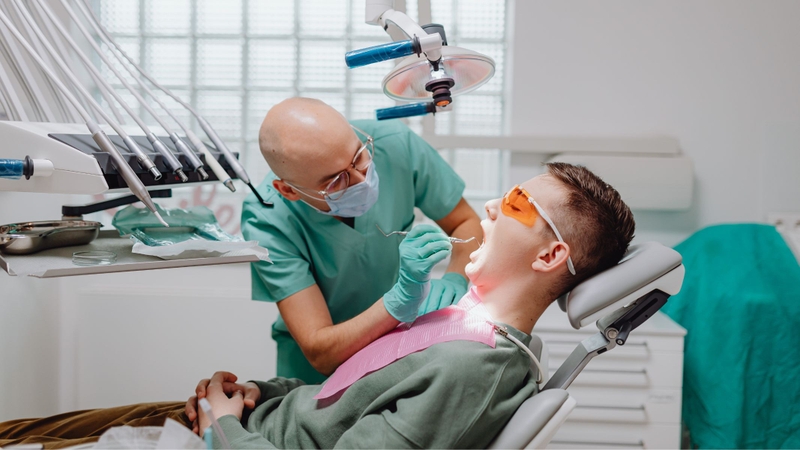 Nên chọn bác sĩ giỏi, có kinh nghiệm chỉnh nha và cơ sở nha khoa lớn, uy tín với trang thiết bị hiện đại để đảm bảo kết quả điều trị tốt