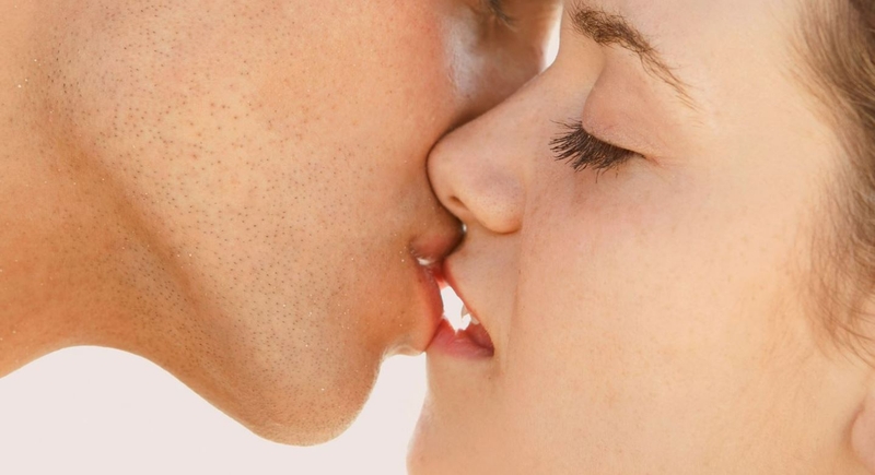 Liệu khi đeo niềng răng có hôn được không 3