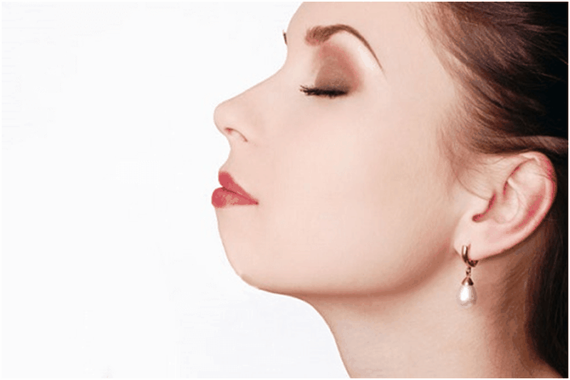 Cằm lẹm là hiện tượng cằm có xu hướng phát triển quá mức về hướng phía cổ của người bệnh