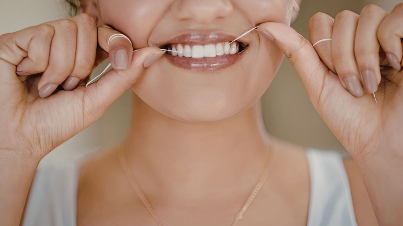 Chỉ nha khoa cũng là dụng cụ cần thiết giúp làm sạch kẽ răng hiệu quả