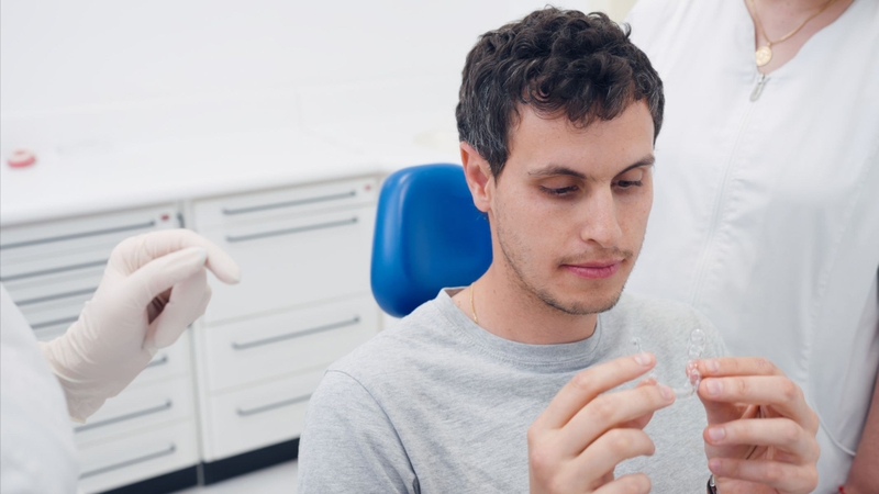 Niềng răng trong suốt là xu hướng hiện đại, sử dụng hệ thống khay nhựa y tế được thiết kế riêng dựa trên dữ liệu scan 3D