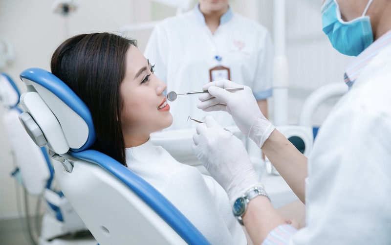 Việc kiểm tra sức khỏe răng miệng là bước bắt buộc trước khi bắt đầu niềng răng