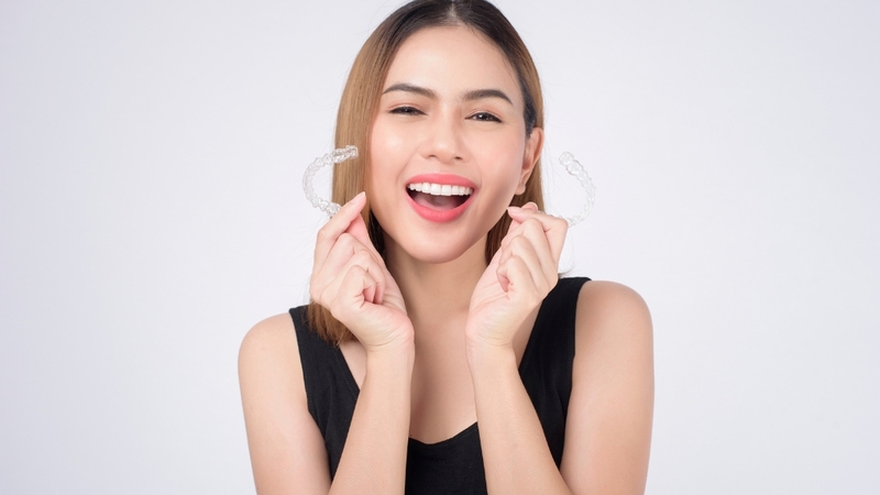 Niềng răng trong suốt tiện lợi, thẩm mỹ cao, ăn uống dễ dàng và dễ vệ sinh