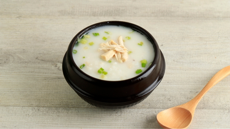 Người niềng răng nên ưu tiên thực phẩm mềm, giàu dưỡng chất để giảm ê buốt và hỗ trợ răng di chuyển tốt