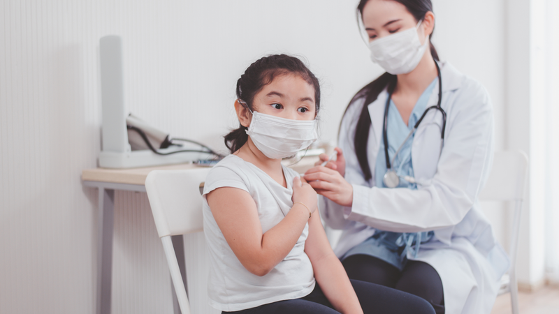 Sau khi tiêm vắc xin Nimenrix hoặc Menactra, cơ thể có thể xuất hiện một số phản ứng sau tiêm