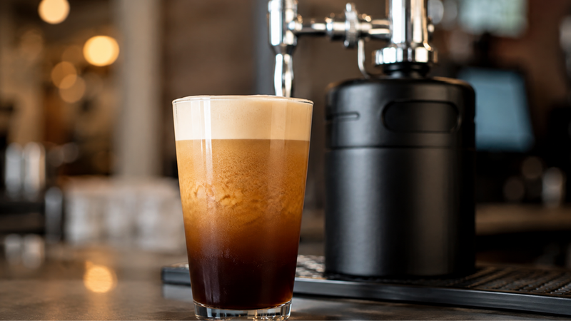 Nitro Cold Brew tạo lớp bọt mịn nhờ khí nitơ tinh khiết