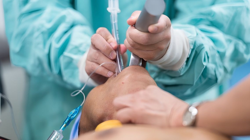 Bác sĩ thực hiện nội soi phế quản để đánh giá niêm mạc đường thở
