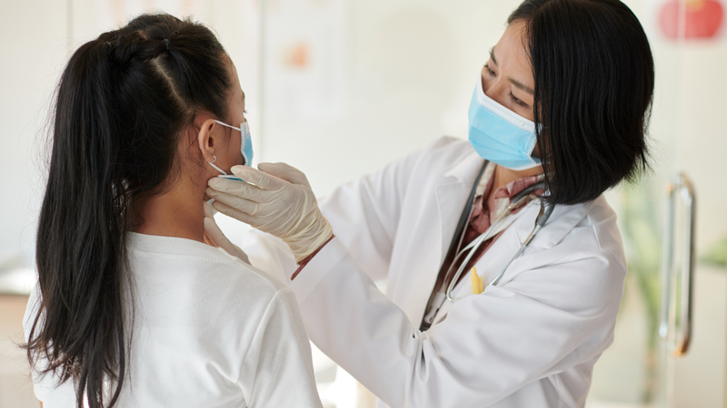 Nên đi khám bác sĩ khi xuất hiện nổi hạch dưới hàm bên phải