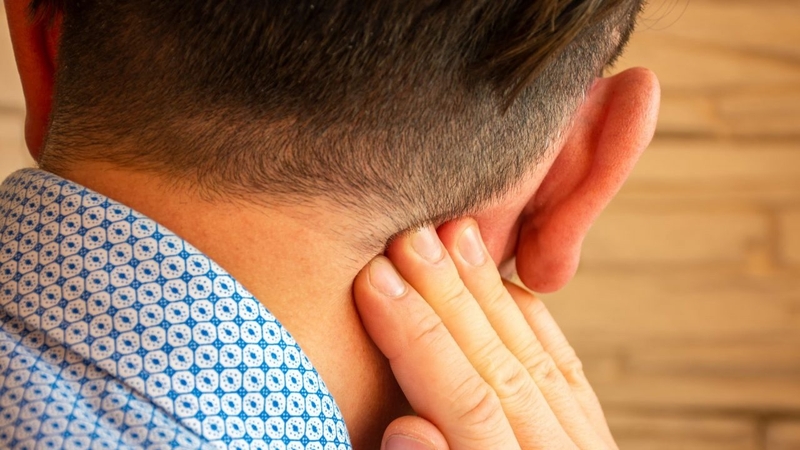 Sinh thiết hạch giúp xác định nguyên nhân nổi hạch sau tai không đau