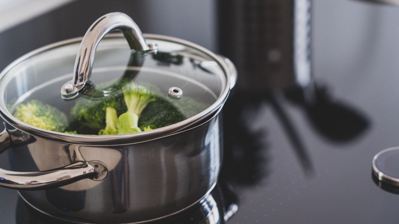 Inox là vật liệu được sử dụng phổ biến trong sản xuất nồi nhờ khả năng chống gỉ sét, chịu nhiệt tốt và độ bền cao
