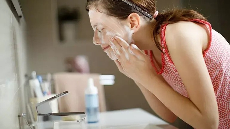 Nổi mụn ẩn trên trán nguyên nhân do đâu? Cách điều trị và những điều cần lưu ý 3