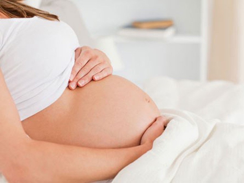 Mồ hôi cùng với bụi bẩn và bã nhờn có thể tích tụ trong nang lông và gây nên tình trạng nổi rôm sảy khi mang thai