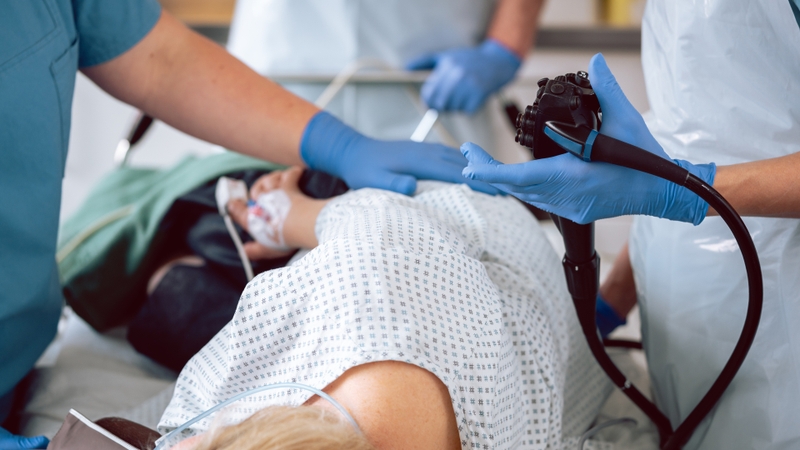 Nội soi đại tràng là kỹ thuật sử dụng ống soi mềm có gắn camera ở đầu để quan sát trực tiếp bên trong lòng đại tràng