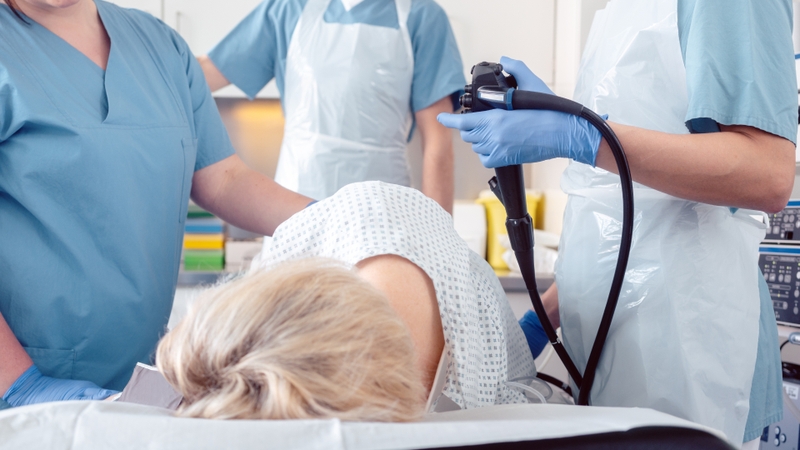 Khi bước vào nội soi, người bệnh sẽ được hướng dẫn nằm nghiêng bên trái