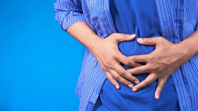 Sau nội soi, người bệnh có thể cảm thấy đau âm ỉ vùng bụng hoặc chướng hơi