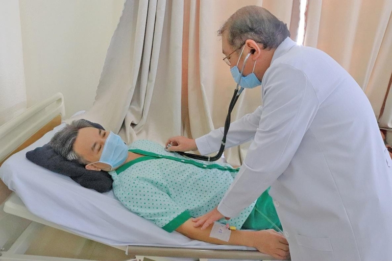 Nội soi tán sỏi ngược dòng bằng ống mềm 4