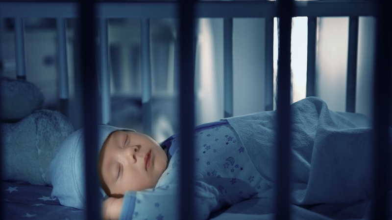 Không nên để trẻ sơ sinh tự nằm một mình trong nôi quá lâu