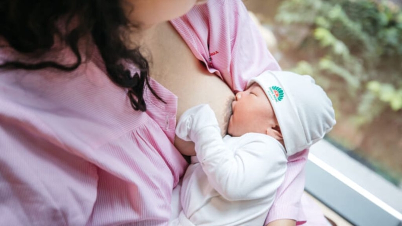 Cho bé bú sớm là cách kích thích co bóp tử cung hiệu quả