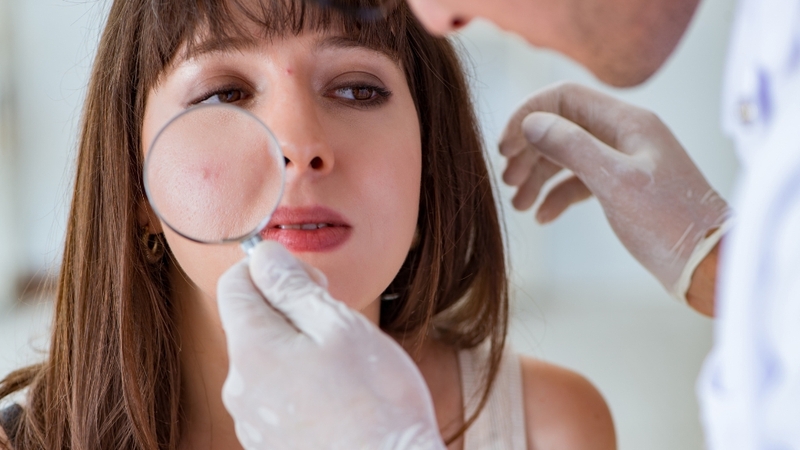 Nên đi khám nếu mụn kéo dài hoặc kèm dấu hiệu bất thường về gan mật