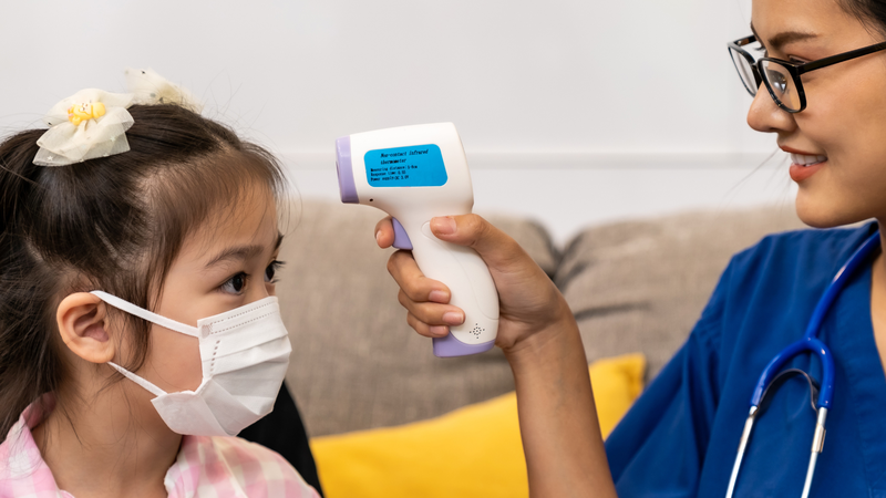 Đưa trẻ đi khám để được chẩn đoán chính xác nguyên nhân phát ban