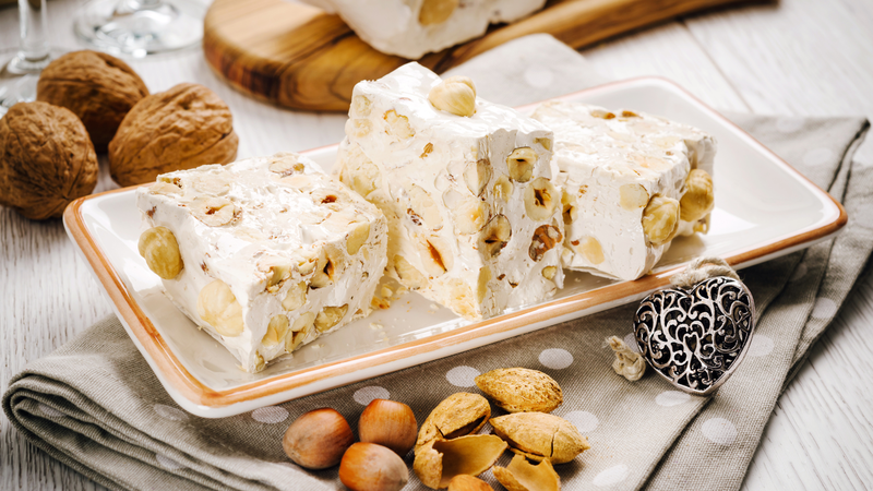 Nougat là loại bánh kẹo có kết cấu dẻo, xốp