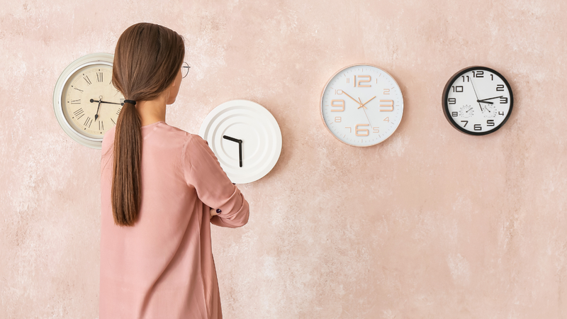 Nửa tỉnh nửa mê nhìn theo vật di chuyển