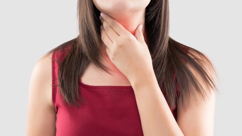 Nước bọt chó có thể gây dị ứng hoặc kích ứng niêm mạc, đặc biệt ở người nhạy cảm, với triệu chứng ngứa rát miệng hoặc họng