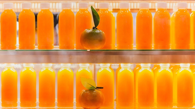 Nước cam đóng chai có thể chứa nước cam, vitamin, khoáng chất và các thành phần khác tùy sản phẩm