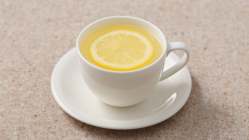 Nước chanh ấm giúp bạn bù nước và bù vitamin C