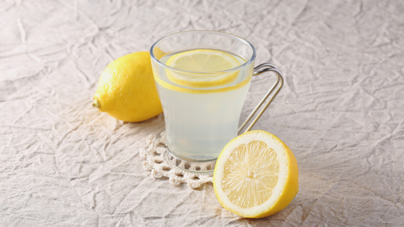 Bạn có thể dễ dàng làm ly nước chanh ấm tại nhà