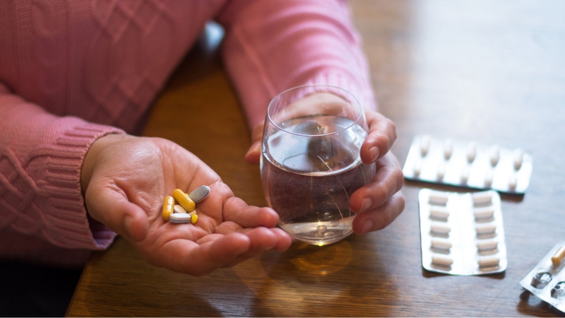 Cần thận trọng khi sử dụng nước đậu đen trong thời gian đang điều trị bằng thuốc Tây