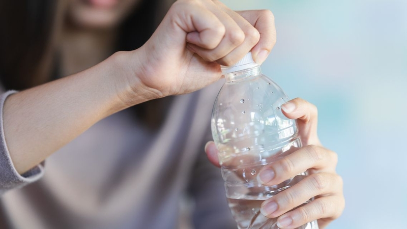 Nhiều người dùng thắc mắc&nbsp;nước đóng chai mở nắp để được bao lâu