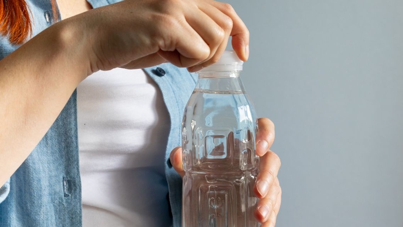 Nước đóng chai nên được đậy kín sau mỗi lần sử dụng
