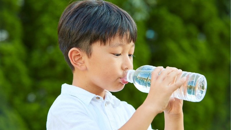 Bảo quản nước ở nơi sạch, mát và tránh ánh nắng trực tiếp