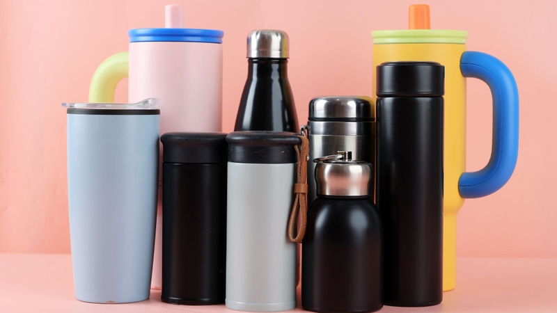 Người dùng nên bảo quản nước trong các vật chứa có nắp đậy kín, ưu tiên bình có cổ hẹp hoặc bình có vòi để hạn chế tiếp xúc với không khí