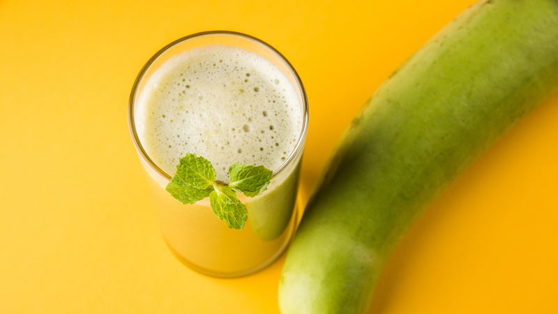 Uống nước ép bầu vào buổi sáng khi bụng còn đói