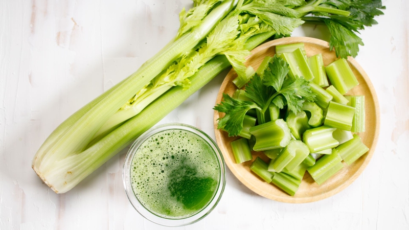 Nước ép cần tây không chỉ giúp trị mụn, mà còn mang lại nhiều lợi ích cho sức khỏe