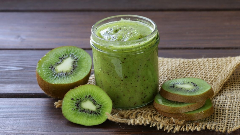 Một số người nên hạn chế uống nước ép kiwi